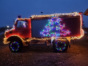 Kreativ wurde es zur Weihnachtszeit: Geschmücktes Löschfahrzeug (Bildrecht: FFw Wehningen)